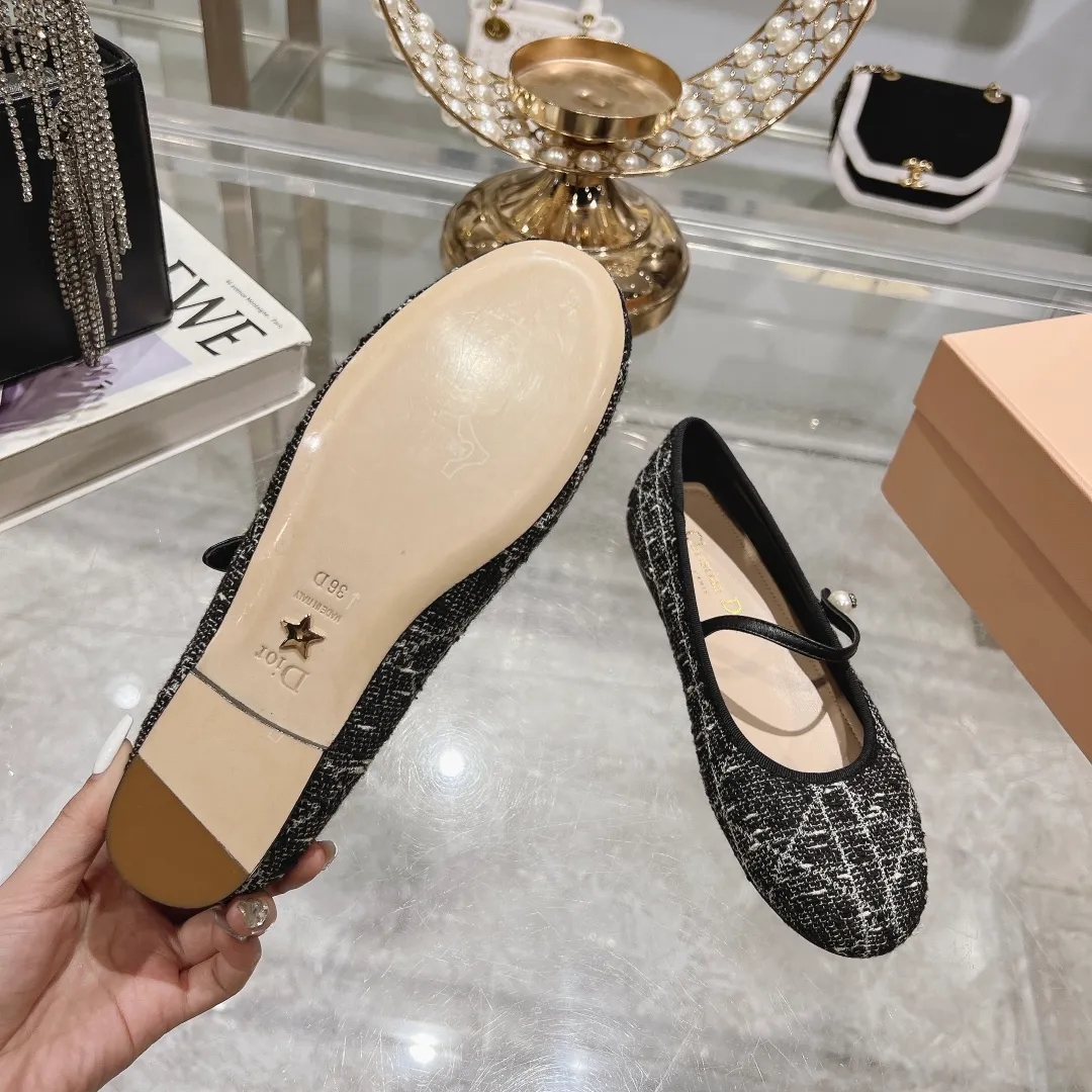 👟👟Ex-factory price 520👟👟 "Exclusive top version" Dior*Dior ✅2024vs spring and summer new series... [Round toe single shoes with small pearls] Original purchase and development! The last details of this shoe are perfectly restored 💐 The upper is made of special material and the inner padding is made of delicate lambskin. You can see the quality by looking at the details in real photos. It is a versatile style for little ladies and a lady. It is a stunning shoe at first glance... I love it. The genuine leather outsole imported from Italy has a five-pointed star logo! 35-39 (34.40 customization is non-refundable) Packaging: Original full set of packaging ☀The color official website is updated simultaneously